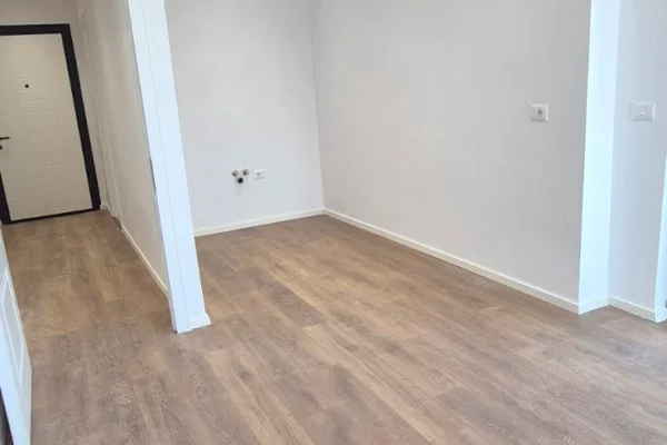 Shtepi ne shitje Apartament ne Tirane, 1+1, Mobilimi Bosh, pa mobiluar, Pagesa 143,000  Euro.