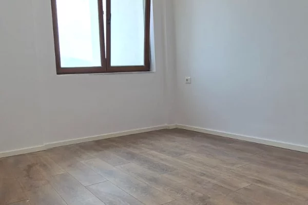 Shtepi ne shitje Apartament ne Tirane, 1+1, Mobilimi Bosh, pa mobiluar, Pagesa 143,000  Euro.