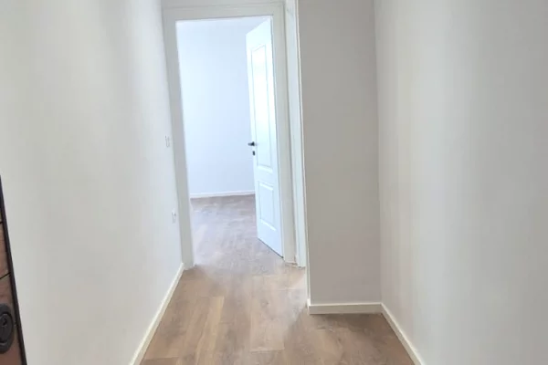 Shtepi ne shitje Apartament ne Tirane, 1+1, Mobilimi Bosh, pa mobiluar, Pagesa 143,000  Euro.