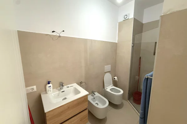 Shtepi me qera Apartament ne Tirane, 2+1, Mobilimi E mobiluar, Pagesa 700  Euro.