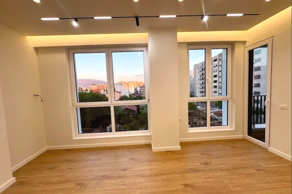 Ambient biznesi me qera 3+1 ne Tirane - 80,000 Leke