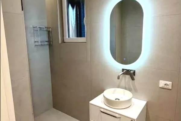 Zyre 1+1 me qira tek Komuna e Parisit