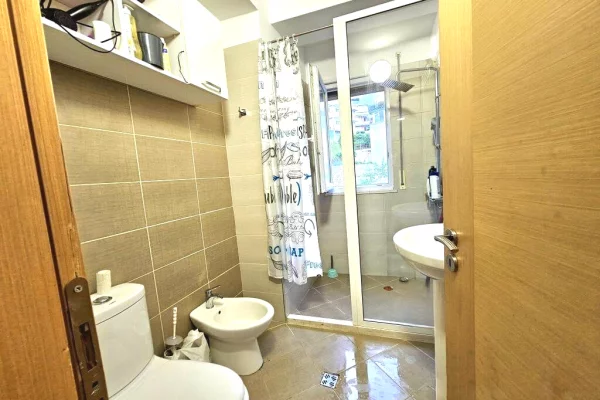 Shtepi me qera Apartament ne Tirane, 2+1, Mobilimi E mobiluar, Pagesa 700  Euro.