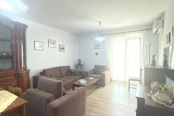 Apartament 2+1+2+Parkim me qira tek Komuna e Parisit
