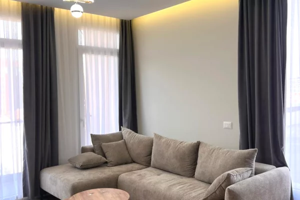 Apartament 1+1+Verande me qira tek Bulevardi i Ri