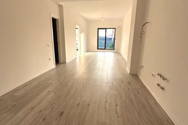Zyre me qera tek Rruga e Barrikadave