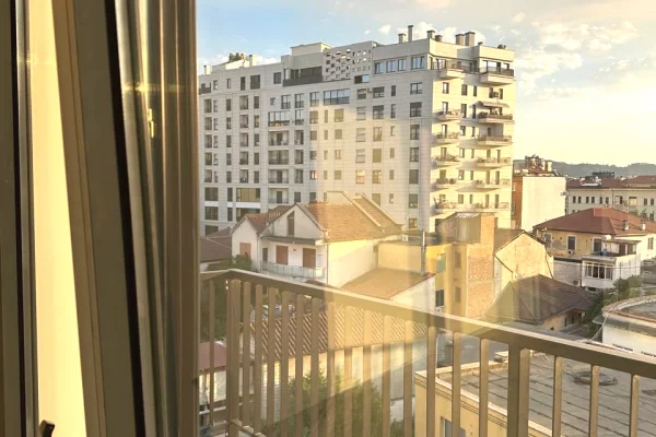 Zyre me qera tek Rruga e Barrikadave