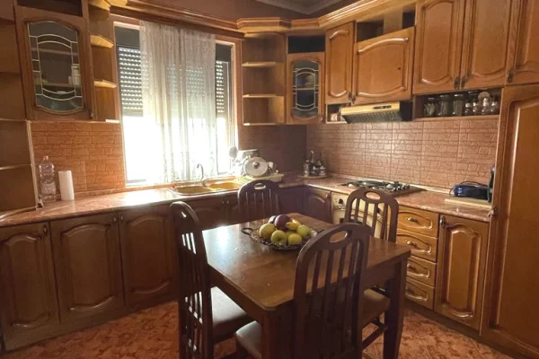Shtepi me qera Apartament ne Tirane, 2+1, Mobilimi E mobiluar, Pagesa 55,000  Leke.