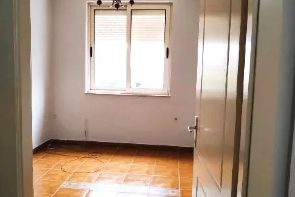 Shtepi me qera Apartament ne Tirane, 1+1, Mobilimi Bosh, pa mobiluar, Pagesa 50,000  Leke.