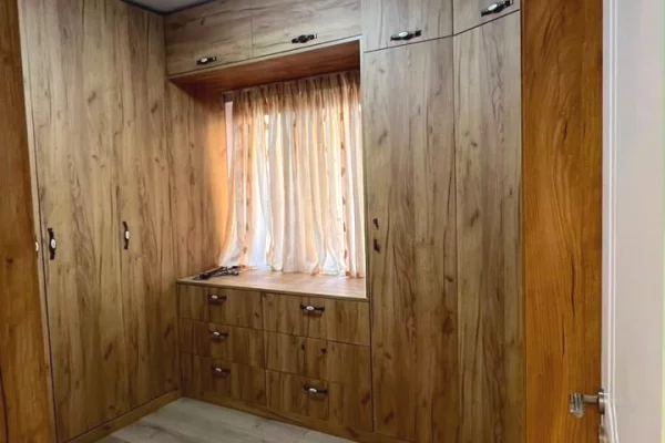 Shtepi me qera Apartament ne Tirane, 2+1, Mobilimi E mobiluar, Pagesa 80,000  Leke.