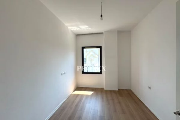 Zyre me qera tek Rruga e Barrikadave