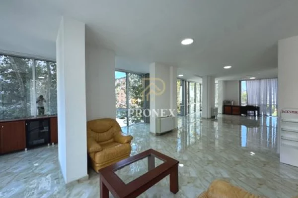 Ambjent Komercial me qira ne Durres