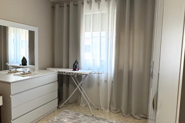 Shtepi me qera Apartament ne Tirane, 2+1, Mobilimi E mobiluar, Pagesa 850  Euro.