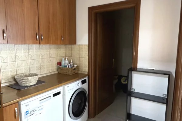 Shtepi me qera Apartament ne Tirane, 2+1, Mobilimi E mobiluar, Pagesa 850  Euro.