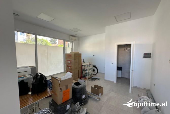 Ambiente Commerciale in Affitto 3+1 a Tirana - 500 Euro