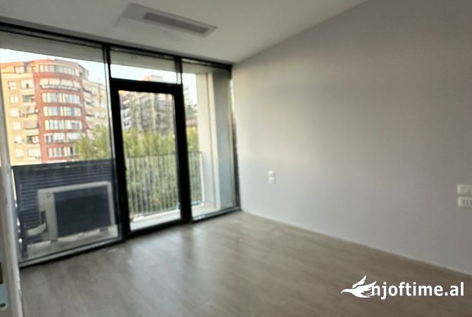 Ambiente Commerciale in Affitto 3+1 a Tirana - 700 Euro