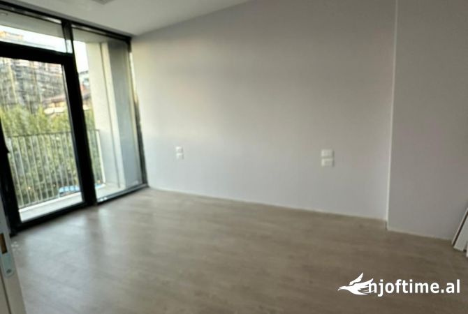 Ambiente Commerciale in Affitto 3+1 a Tirana - 700 Euro