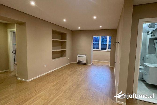 Ambiente Commerciale in Affitto 3+1 a Tirana - 950 Euro