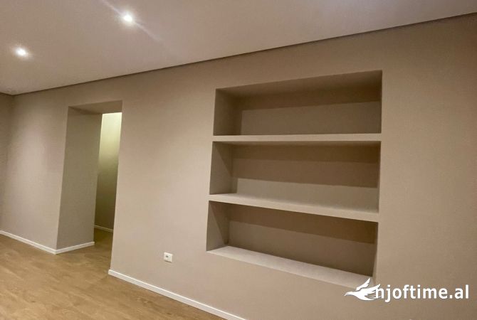 Ambiente Commerciale in Affitto 3+1 a Tirana - 950 Euro