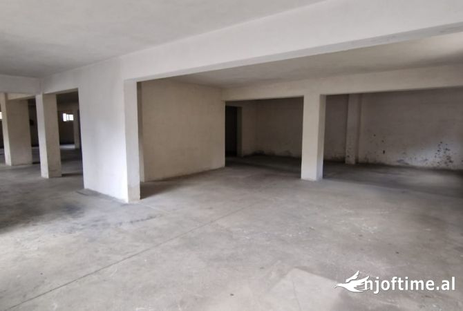 Ambiente Commerciale in Affitto 6+1 a Tirana - 800 Euro