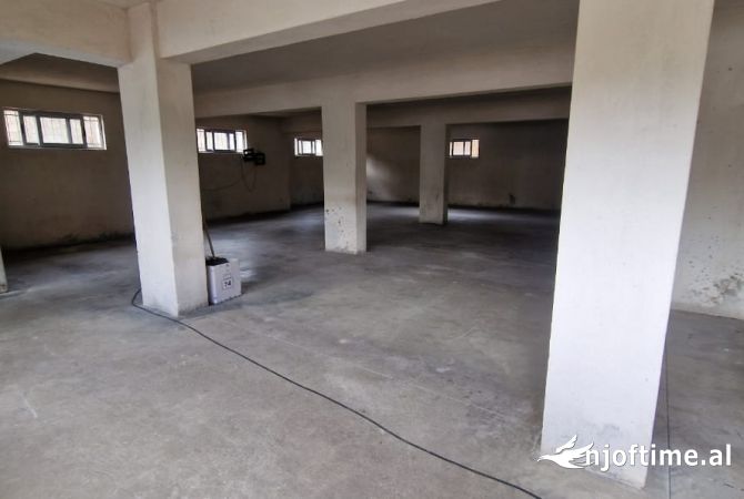 Ambiente Commerciale in Affitto 6+1 a Tirana - 800 Euro