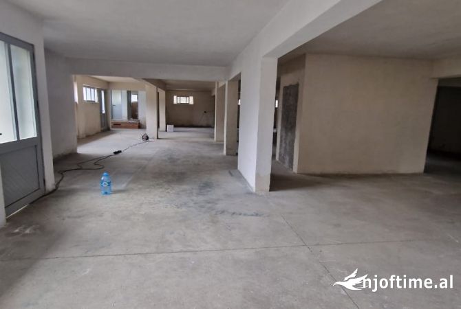 Ambiente Commerciale in Affitto 6+1 a Tirana - 800 Euro