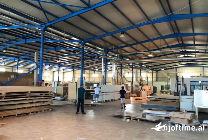 Ambiente Commerciale in Affitto 4+1 a Tirana - 5,999 Euro