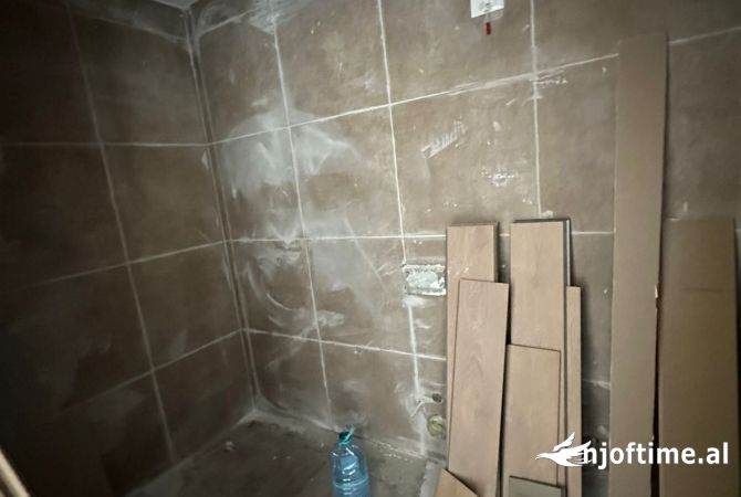 Ambiente Commerciale in Affitto 3+1 a Tirana - 800 Euro