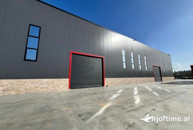 Ambiente Commerciale in Affitto 4+1 a Tirana - 4,600 Euro