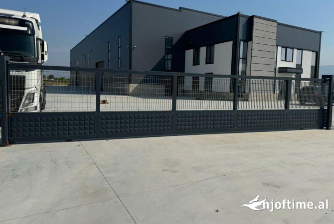 Ambiente Commerciale in Affitto 4+1 a Tirana - 4,600 Euro