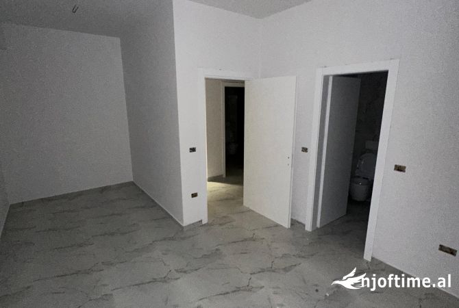 Ambiente Commerciale in Affitto 3+1 a Tirana - 599 Euro