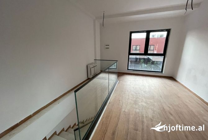Ambiente Commerciale in Affitto 1+1 a Tirana - 3,499 Euro