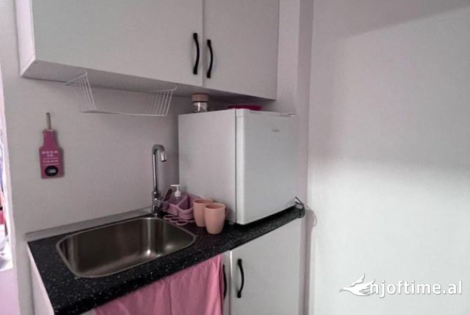 JEPET GARSONIERE ME QERA TEK RRUGA E DURRESIT, PRANE AMBASADES POLAKE