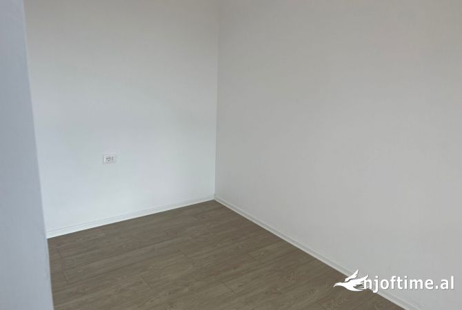 Ambiente Commerciale in Affitto 3+1 a Tirana - 849 Euro