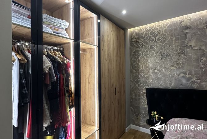 Shtepi ne shitje Apartament ne Tirane, 3+1, Mobilimi E mobiluar, Pagesa 349,980  Euro.