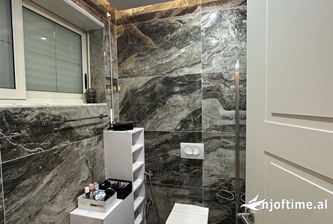 Shtepi ne shitje Apartament ne Tirane, 3+1, Mobilimi E mobiluar, Pagesa 349,980  Euro.