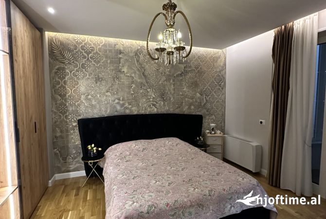 Shtepi ne shitje Apartament ne Tirane, 3+1, Mobilimi E mobiluar, Pagesa 349,980  Euro.