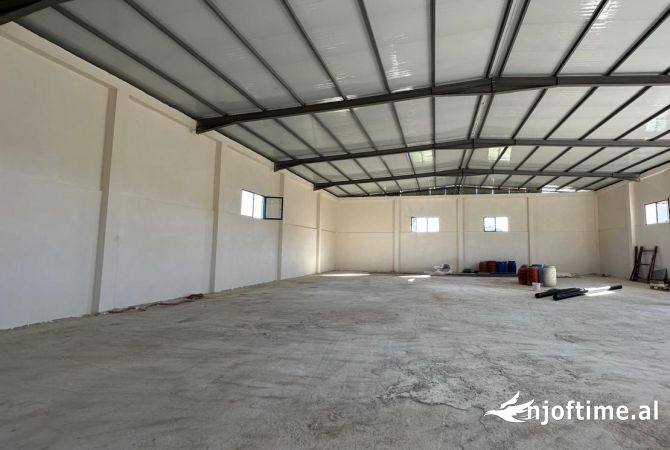 Ambiente Commerciale in Affitto 4+1 a Tirana - 1,999 Euro