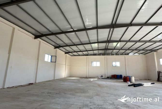 Ambiente Commerciale in Affitto 4+1 a Tirana - 1,999 Euro