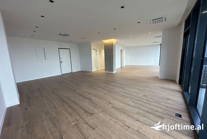 Ambiente Commerciale in Affitto 3+1 a Tirana - 1,499 Euro