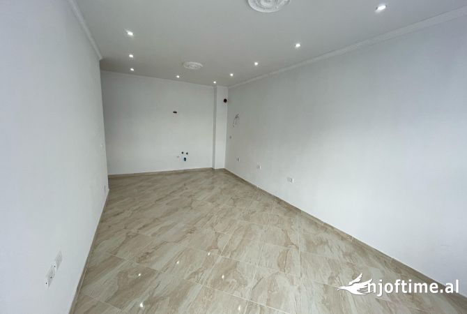 Shtepi ne shitje Apartament ne Tirane, 1+1, Mobilimi Bosh, pa mobiluar, Pagesa 77,989  Euro.