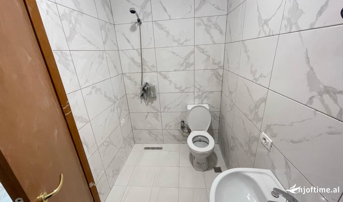 Shtepi ne shitje Apartament ne Tirane, 1+1, Mobilimi Bosh, pa mobiluar, Pagesa 77,989  Euro.