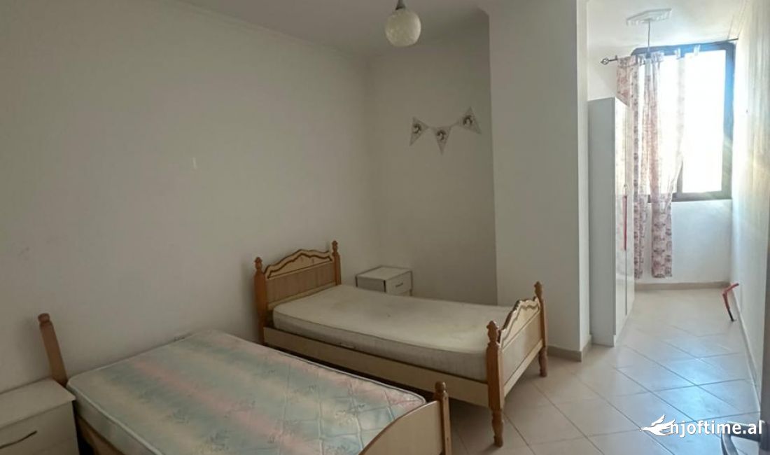 Shtepi ne shitje Apartament ne Tirane, 2+1, Mobilimi E mobiluar, Pagesa 149,989  Euro.