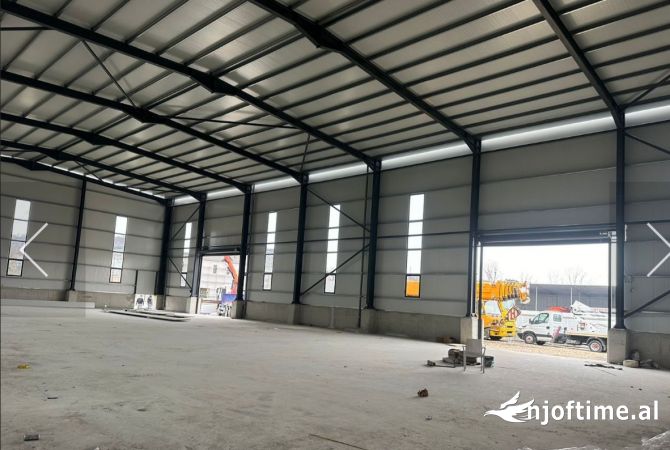 Ambiente Commerciale in Affitto 4+1 a Tirana - 4,998 Euro