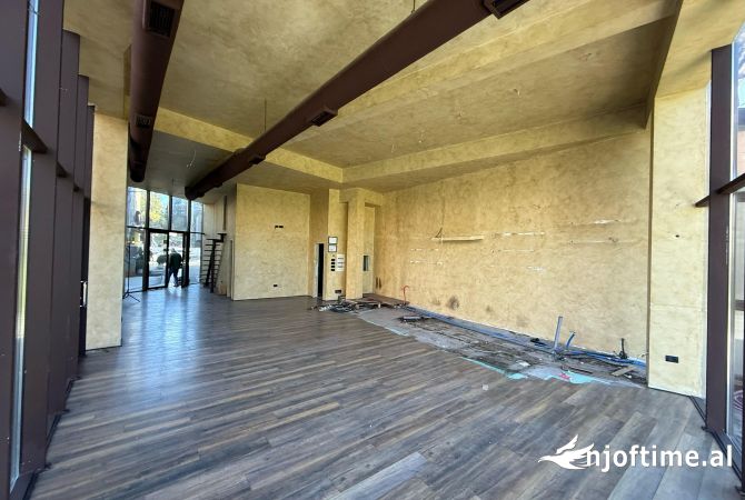 Ambiente Commerciale in Affitto 2+1 a Tirana - 1,998 Euro
