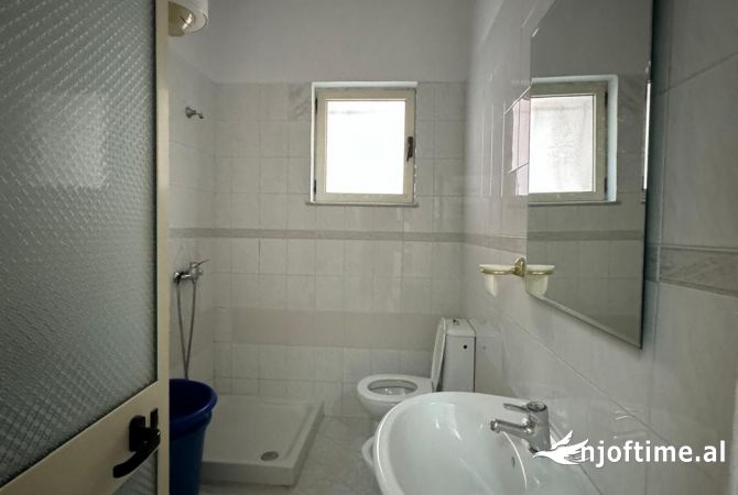Shtepi me qera Apartament ne Tirane, 1+1, Mobilimi E mobiluar, Pagesa 498  Euro.