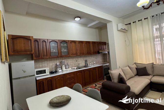 Shtepi me qera Apartament ne Tirane, 1+1, Mobilimi E mobiluar, Pagesa 498  Euro.