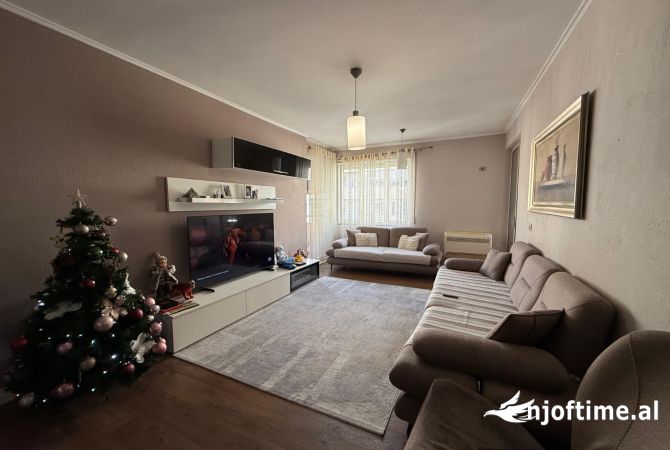 Shitet Apartament 3+1+2 te Komuna e Parisit 