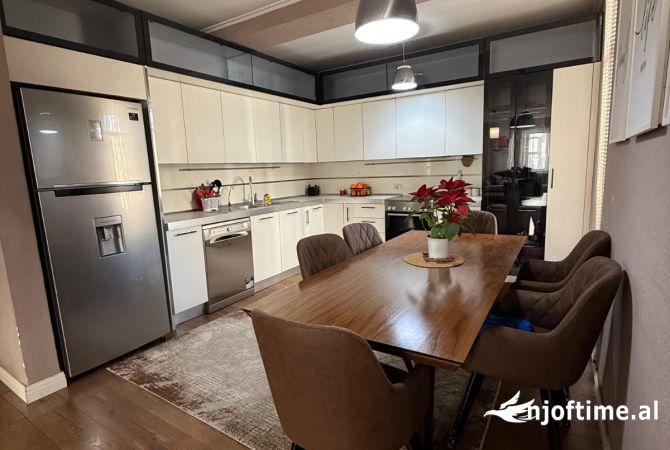 Appartamento in vendita a Tirana 3+1, Arredato