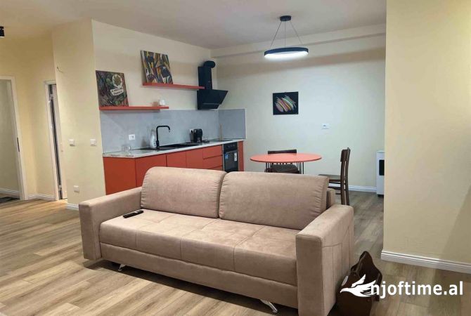 Shtepi me qera Apartament ne Tirane, 2+1, Mobilimi E mobiluar, Pagesa 698  Euro.